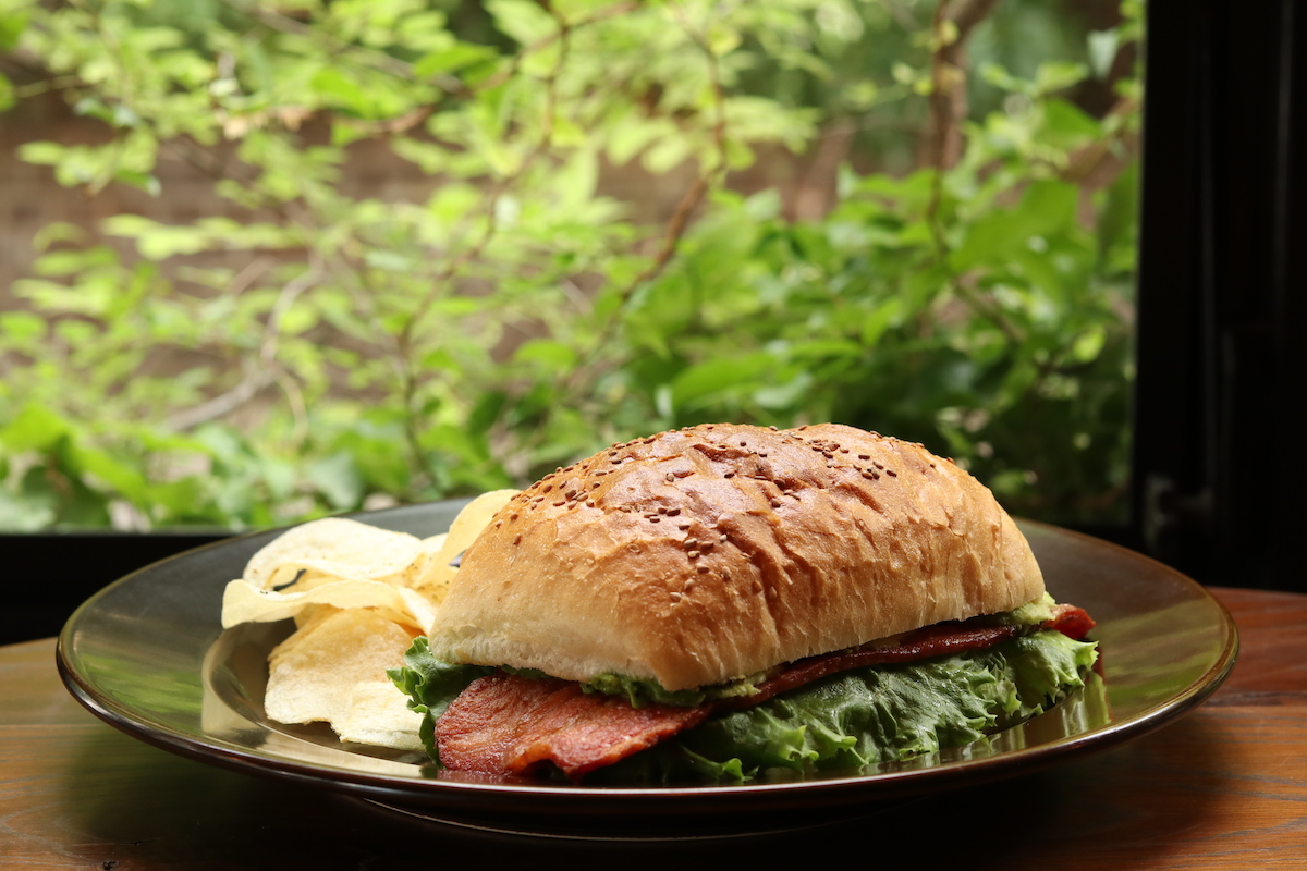 アボカドとベーコンのターキッシュサンド 1458円