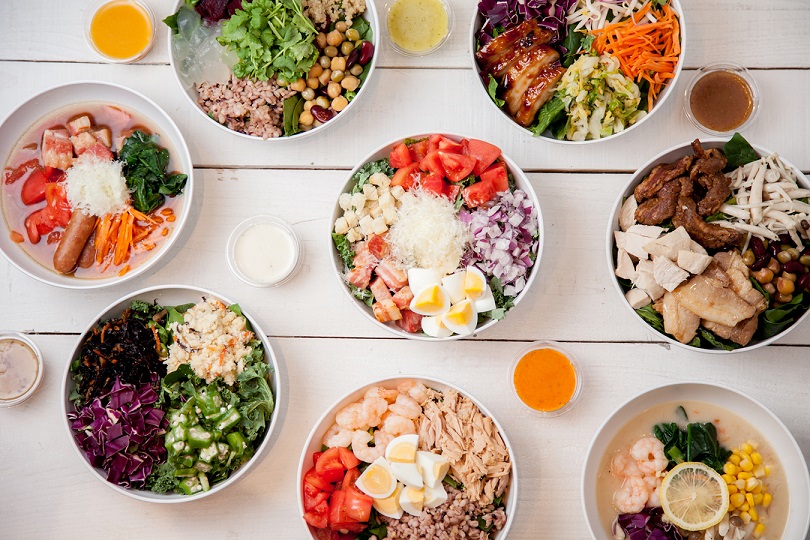 中央）5thケール シーザー1320円、（右上から時計回りに）テリヤキ ドット ジェーピー1100円、プロテインチャージ1400円、シラチャーシュリンプ1280円、ベッピンビューティーボウル1110円、ヴィーガン ヴィーガン1160円