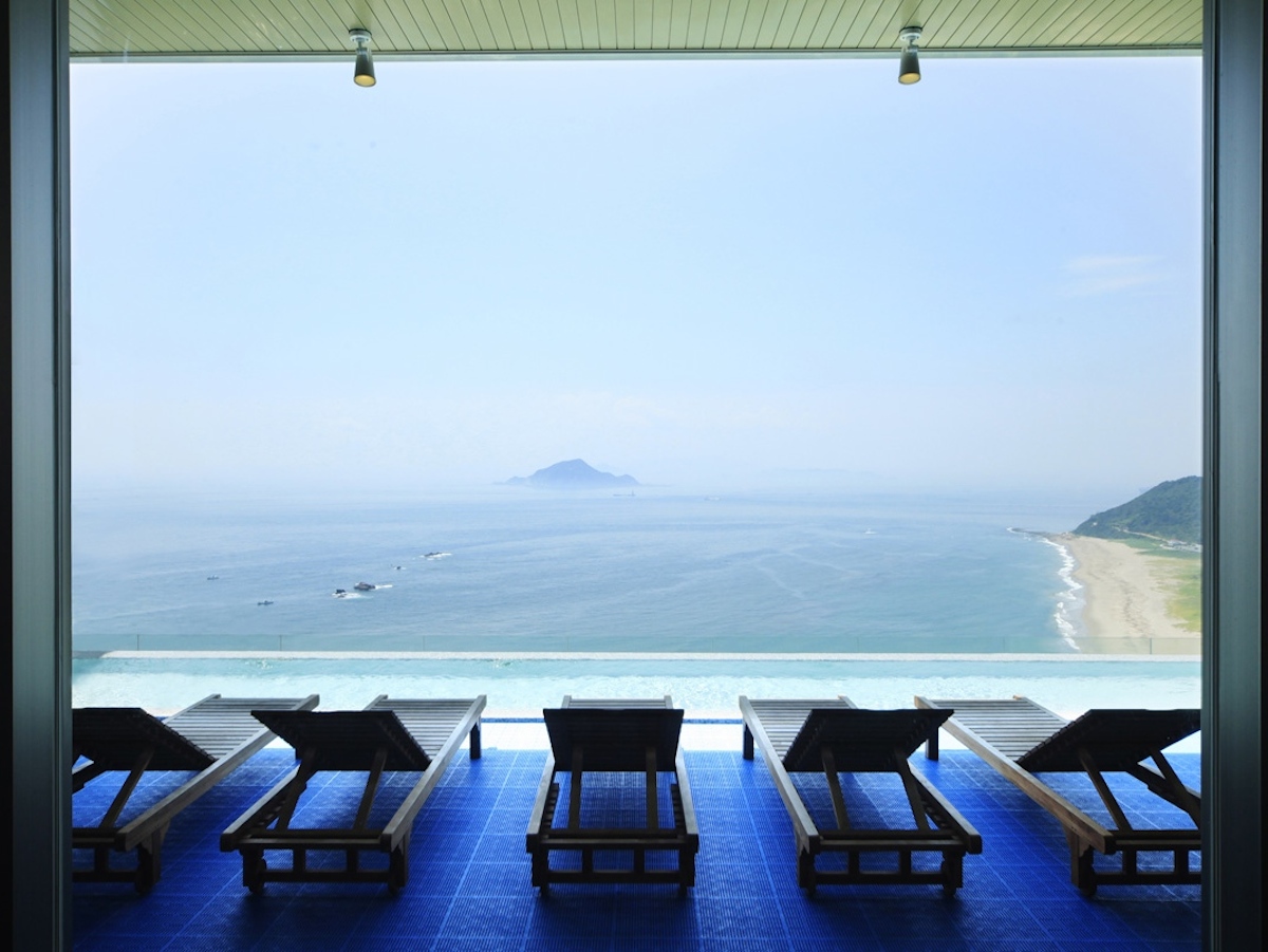温泉がもはや海の上!絶景を眺めながら過ごす極楽バカンスはここで