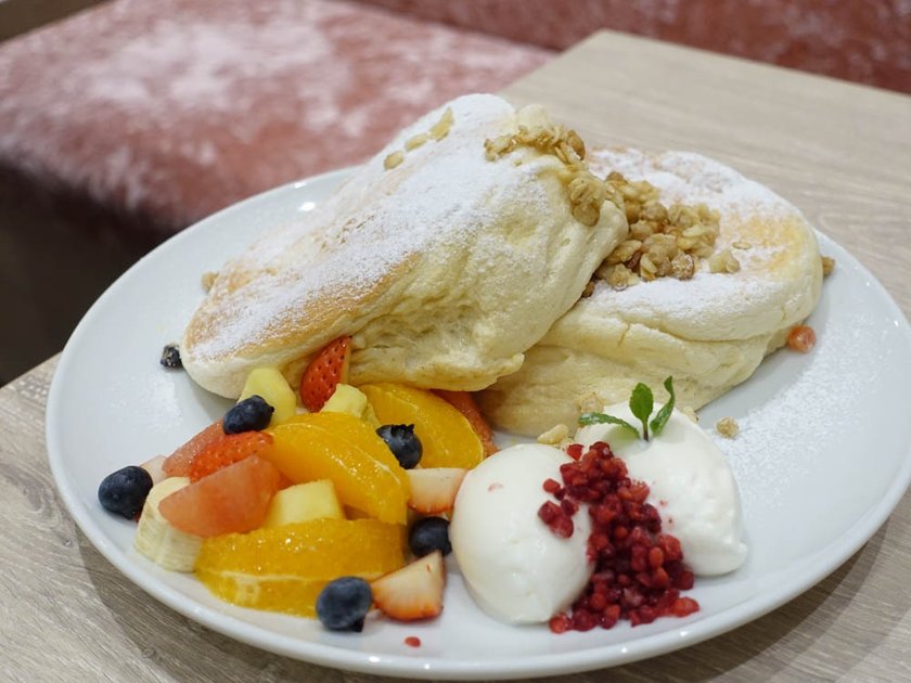 フレッシュフルーツのふわふわパンケーキ　1100円（税込）
