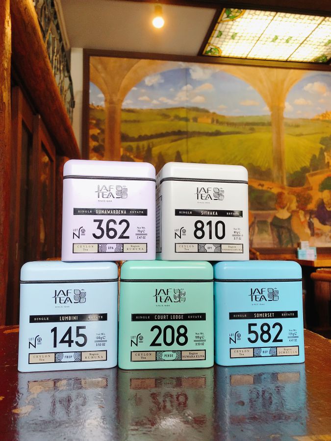 パステルカラーがかわいい、オリジナルの紅茶缶も販売