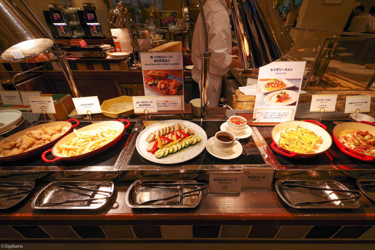 ディナービュッフェ　平日 4800円、土・日曜、祝日 5300円（税込）