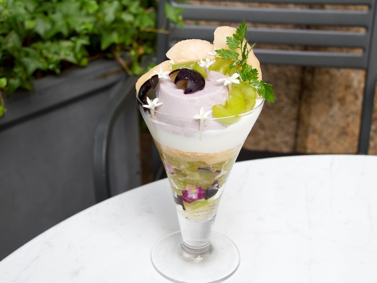 800円で食べられる！シャインマスカットと白桃をふんだんに使ったパフェが2日間限定発売