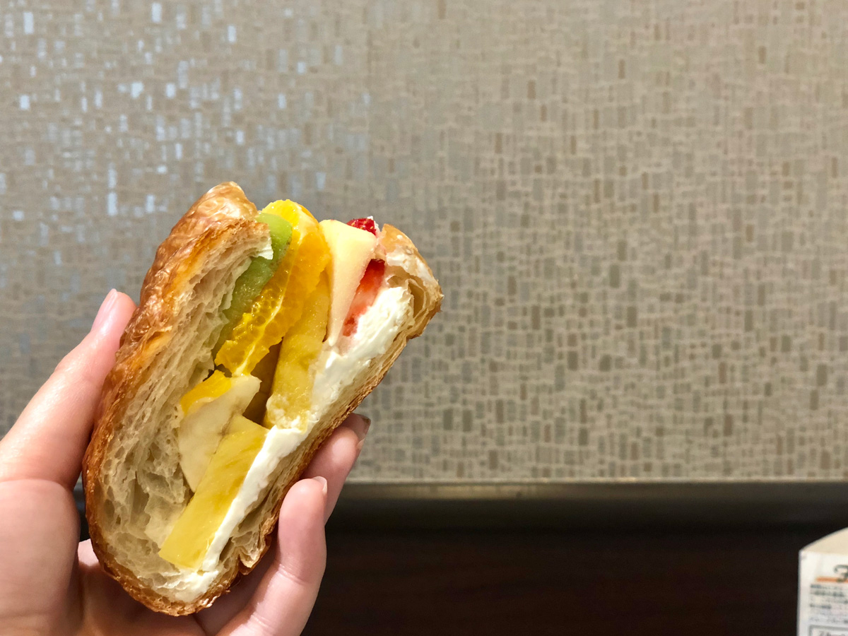 良心的なお値段なのにキウイ・オレンジ・パイン・りんご・いちご・バナナと、彩りも豊かなフルーツが6種も！