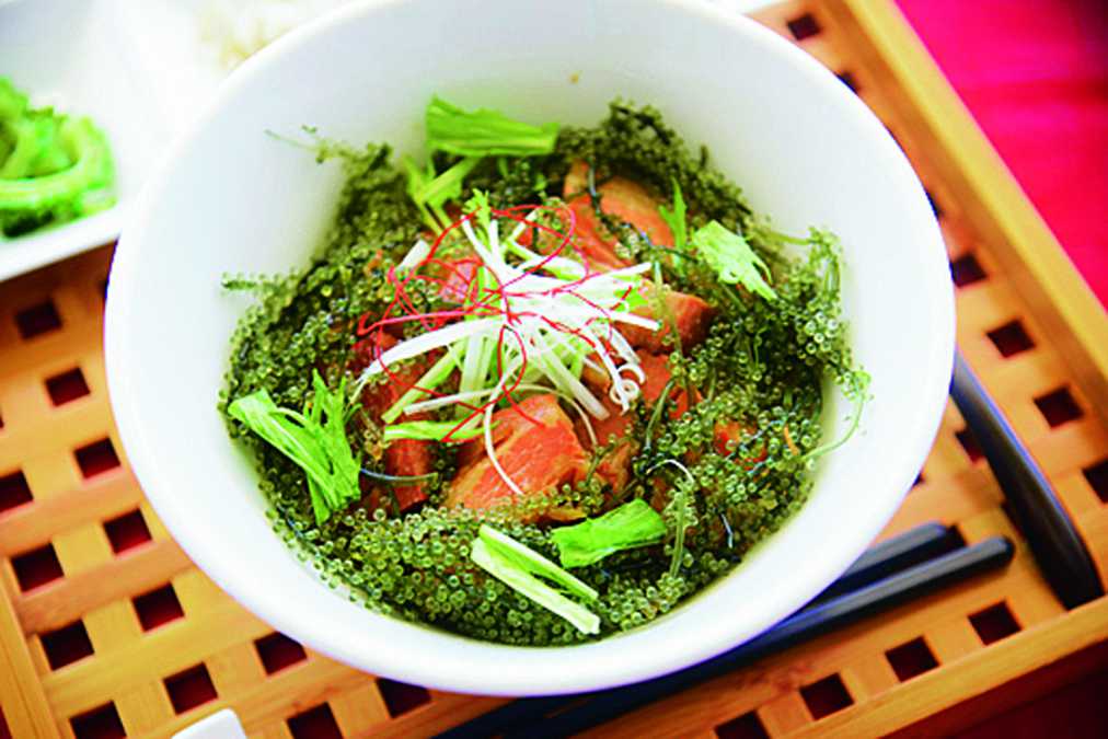 ラフテー丼980円に海ぶどう320円をトッピング