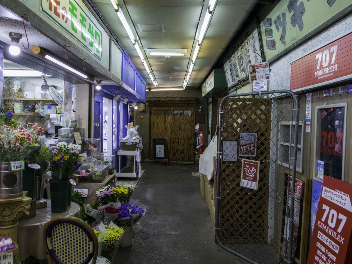 通路の狭さと佇まいが昭和レトロ