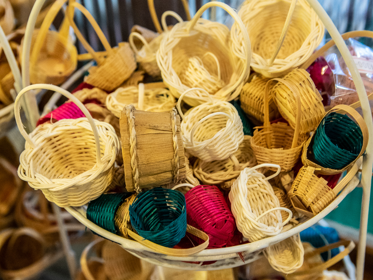 オシャレ感アップのバスケットに入れてみると…【手付きバスケット】250円(税込)~