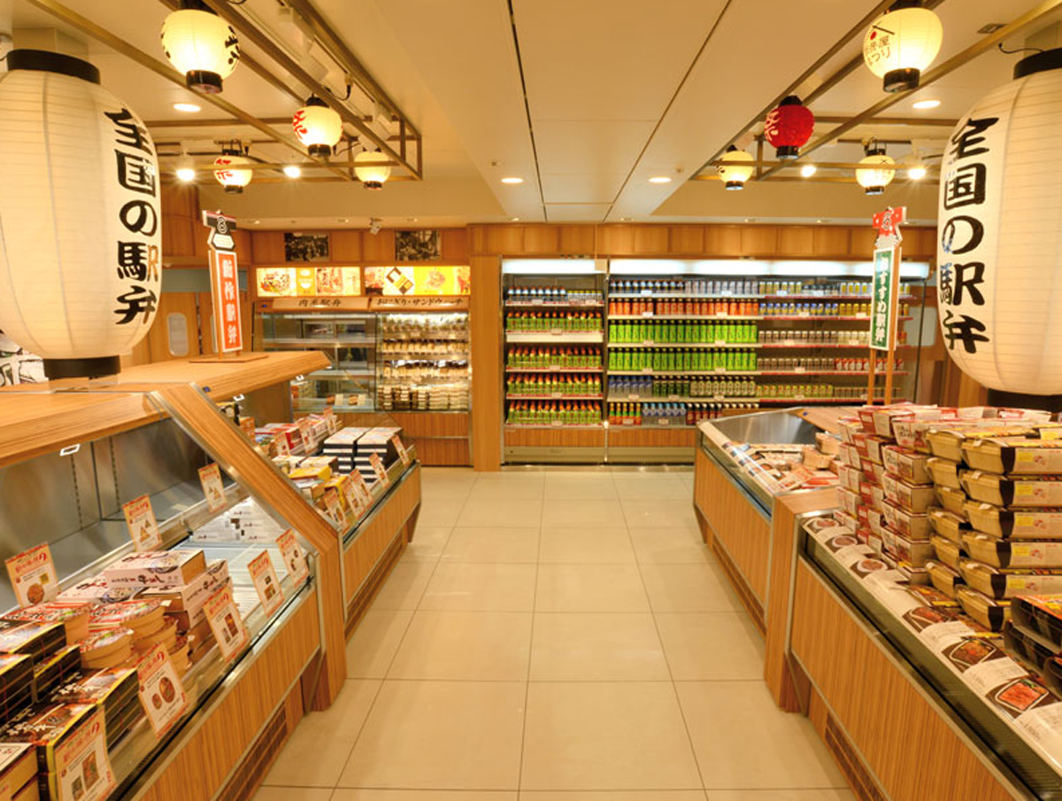 数多くの駅弁が並ぶ店頭/株式会社日本レストランエンタプライズ・駅弁屋祭