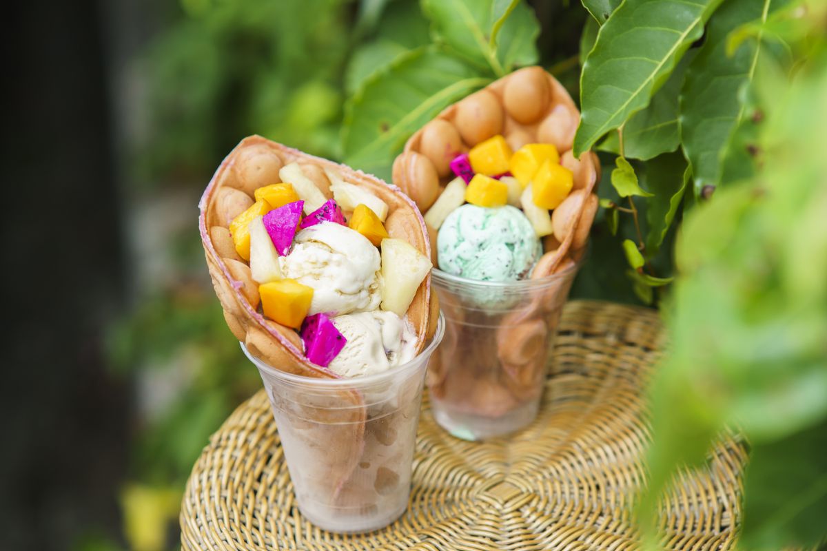 「ブルーシールアイスクリームとレッドドラゴンのポコポコワッフル」シングル(右)：864円、ダブル(左)：1080円