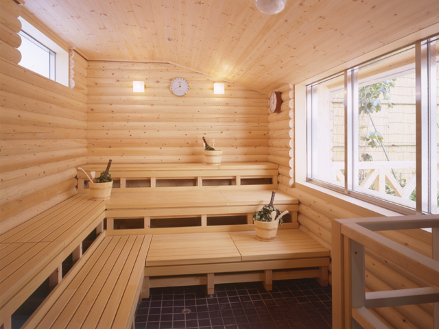 フィンランドサウナでは、熱したサウナストーンに水をかけて蒸気を発生させるロウリュを自ら体験できる／（C）神戸サウナ&スパ