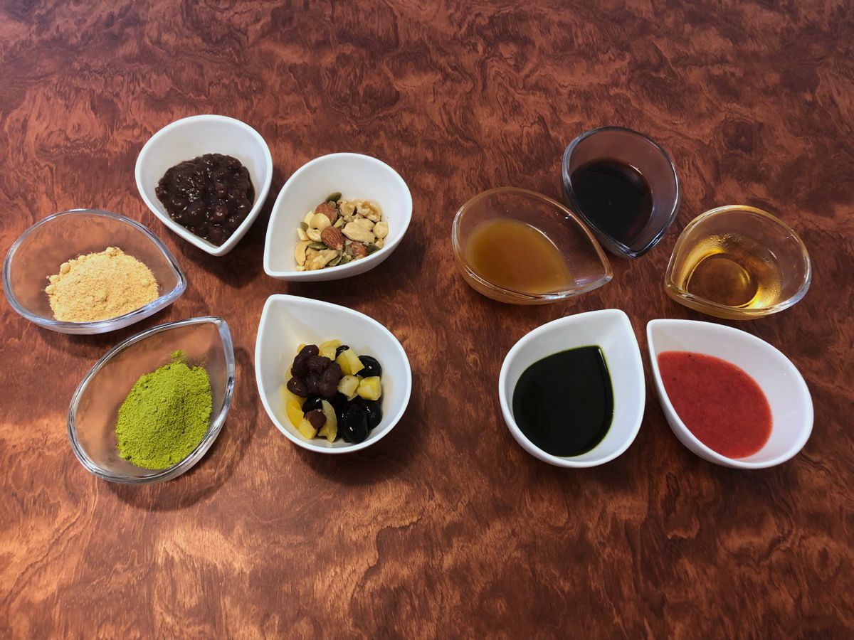 左側「きなこ」100円「自家製ぜんざい餡」150円「ナッツ三昧」250円「豆三昧」250円「抹茶きなこ」100円　右側「ゆずみそみつ」「黒みつ」「みたらしみつ」「いちご」「黒ごまだれ」（単品。すべて税込） みつ1種:200円 みつ2種:300円（各税込）