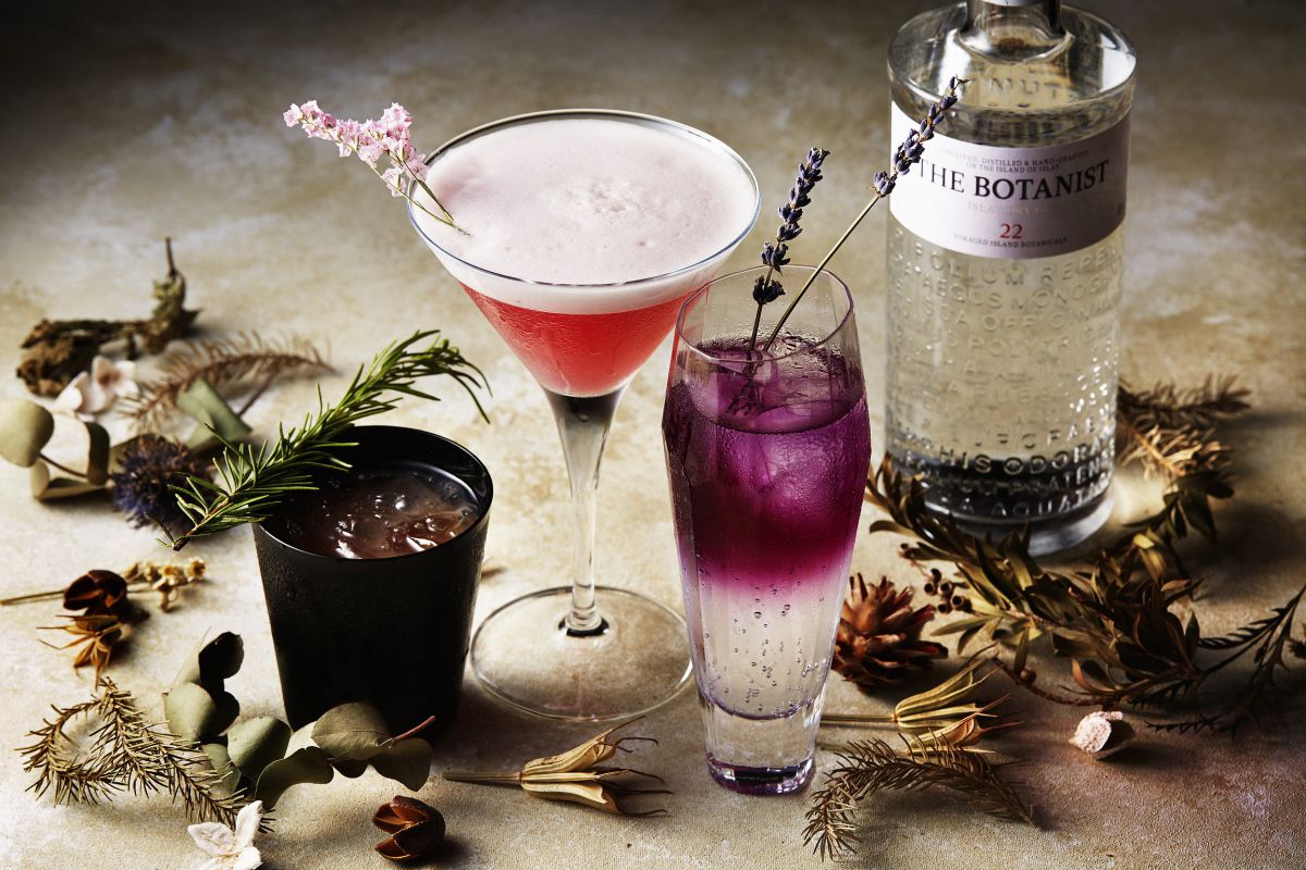 左からローズマリー スマッシュ、撫子コスモポリタン、ラベンダートニック（定価各2000円からの50％オフ、税・サービス料込み） 