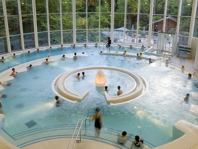 バーデプールは水着専用エリアなので、カップルで楽しめる