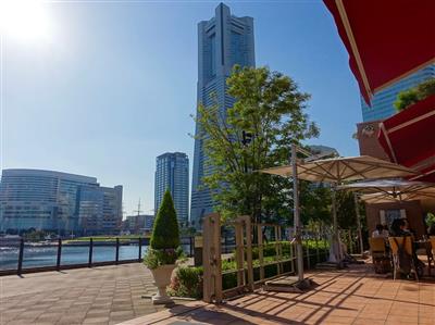 運河に面した気持ちのいいテラス席