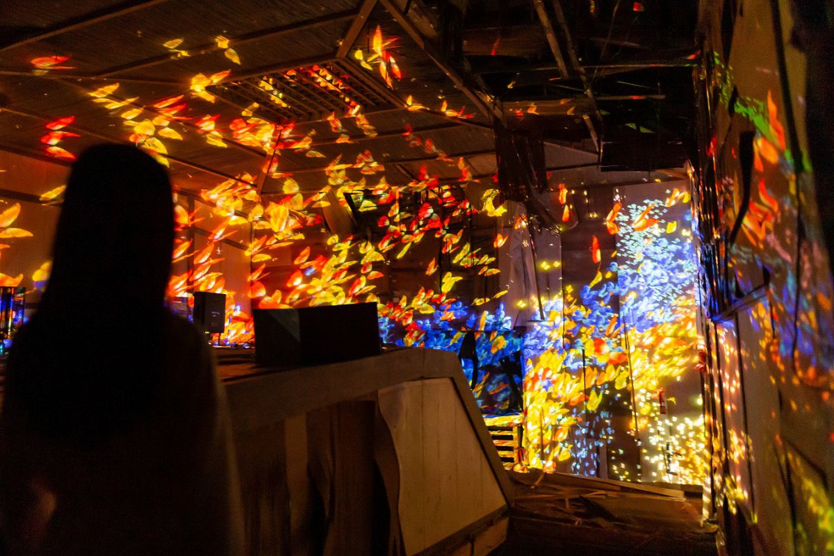 地下道の奥の廃墟に舞う群蝶、そして超越する空間 / Butterflies Dancing in the Depths of the Underground Ruins, Transcending Space    teamLab, 2019, Digital Installation, Sound: Hideaki Takahashi 