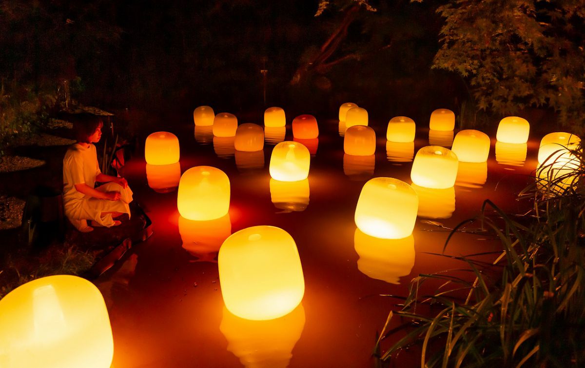 浮遊する呼応するランプ - ワンストローク / Floating Resonating Lamps - One Stroke    teamLab, 2019, Interactive Installation, Murano Glass, LED, Endless, Sound: Hideaki Takahashi 