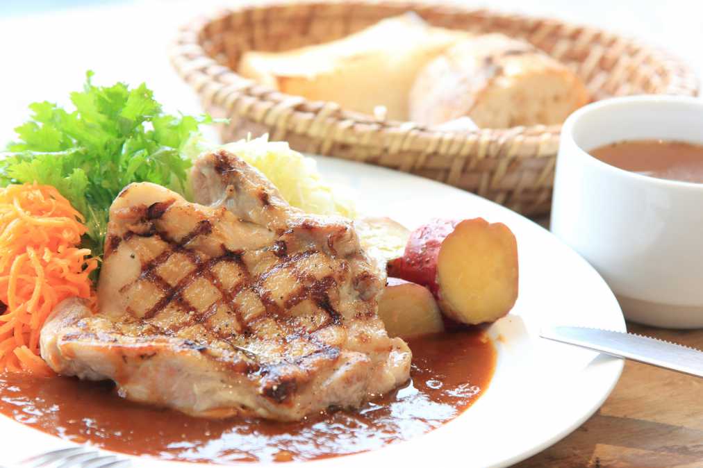 日替わりランチ（鶏もも肉のグリル シャリアピンソース）　900円