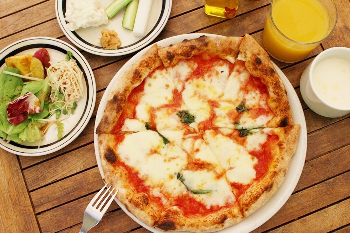 「マルゲリータ」（930円、写真は平日ランチセット ＋300円）