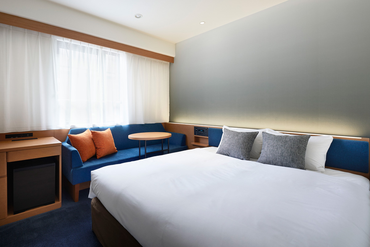 クイーンサイズのベッドを備えたダブルの客室