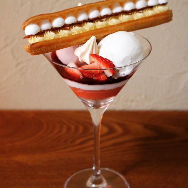 いちごとエクレアのパフェ1750円