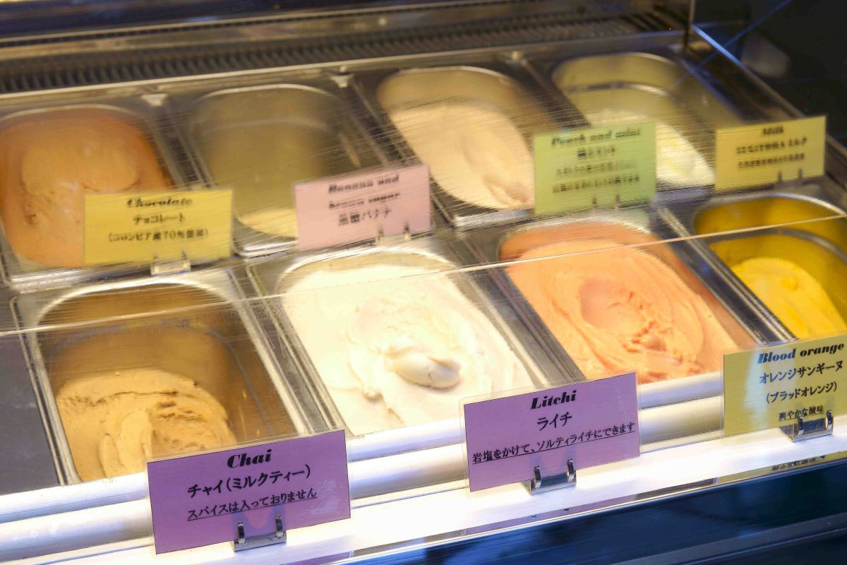 テイクアウト カップシングル400円、ダブル500円 コーンシングル450円、ダブル550円