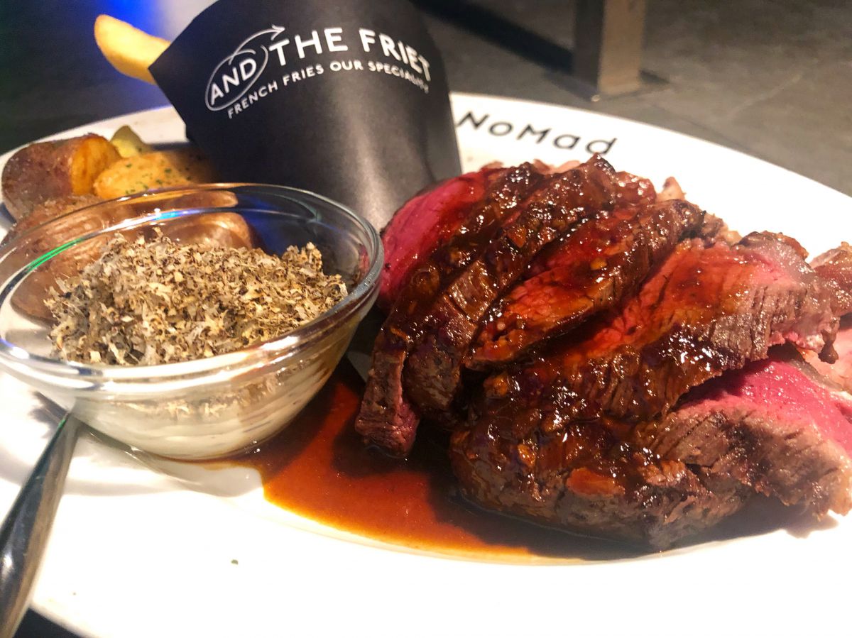 レアでジューシー！開放感抜群のルーフトップテラスで味わう絶品牛ステーキ