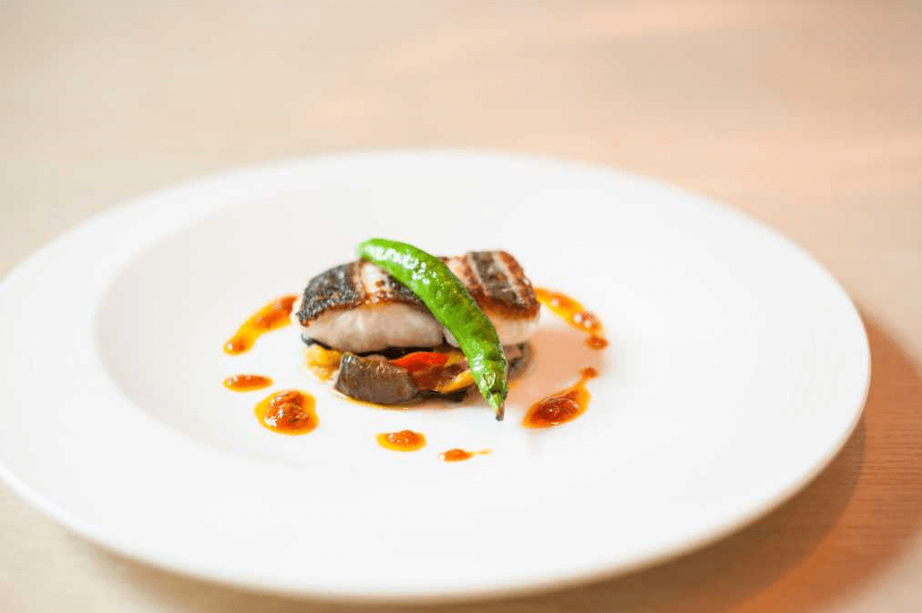 魚料理：スズキのポワレ トマトとオリーブオイルのソース エルブの香り