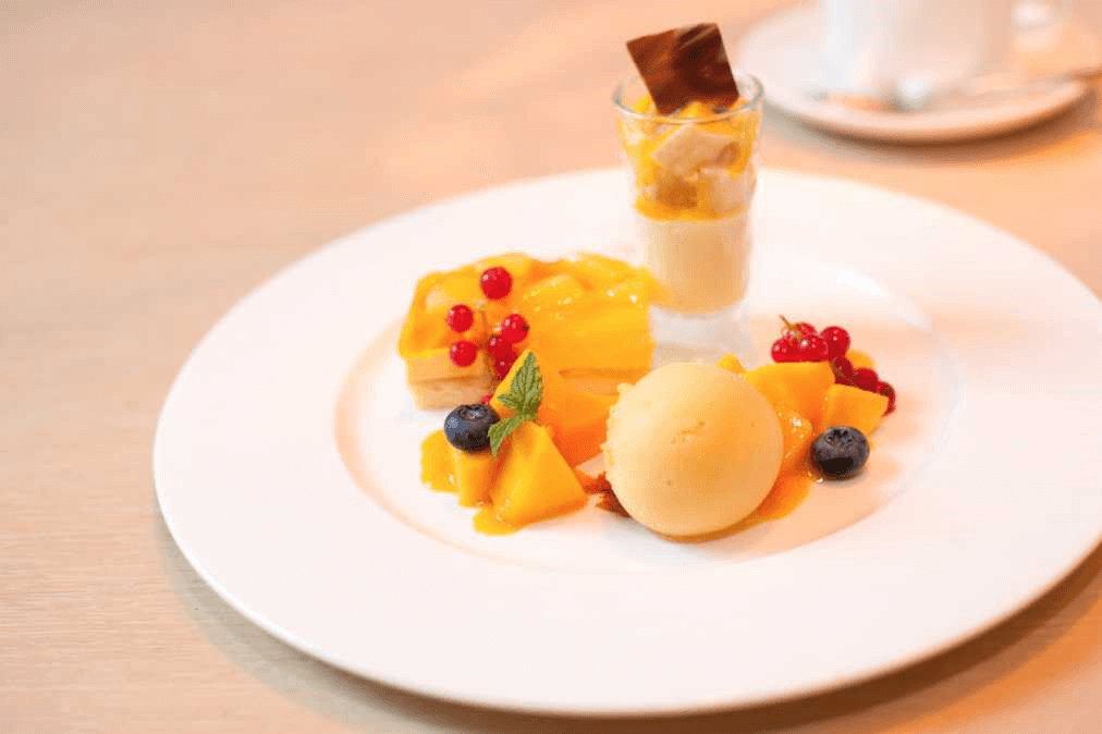 デザート：三種のトロピカルデザート盛り合わせ（パイナップルマンゴームース、パッションバナナのパンナコッタ、マンゴーシャーベット）