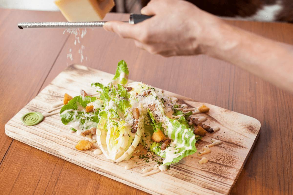 サラダに使われているベーコンは、自家製。肉厚で香り高く、絶品！