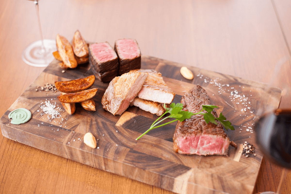 こちらは2人前で、各種100グラム。1人およそ300グラムのステーキを味わえます。