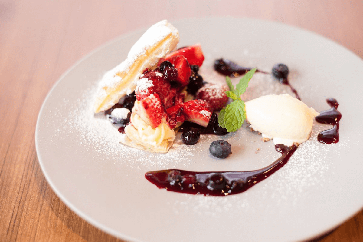 デザートの「ミルフィーユの再構築 バニラアイスを添えて」。コーヒーまたは紅茶と一緒に。季節や仕入れ状況に合わせ、メニューが変わります