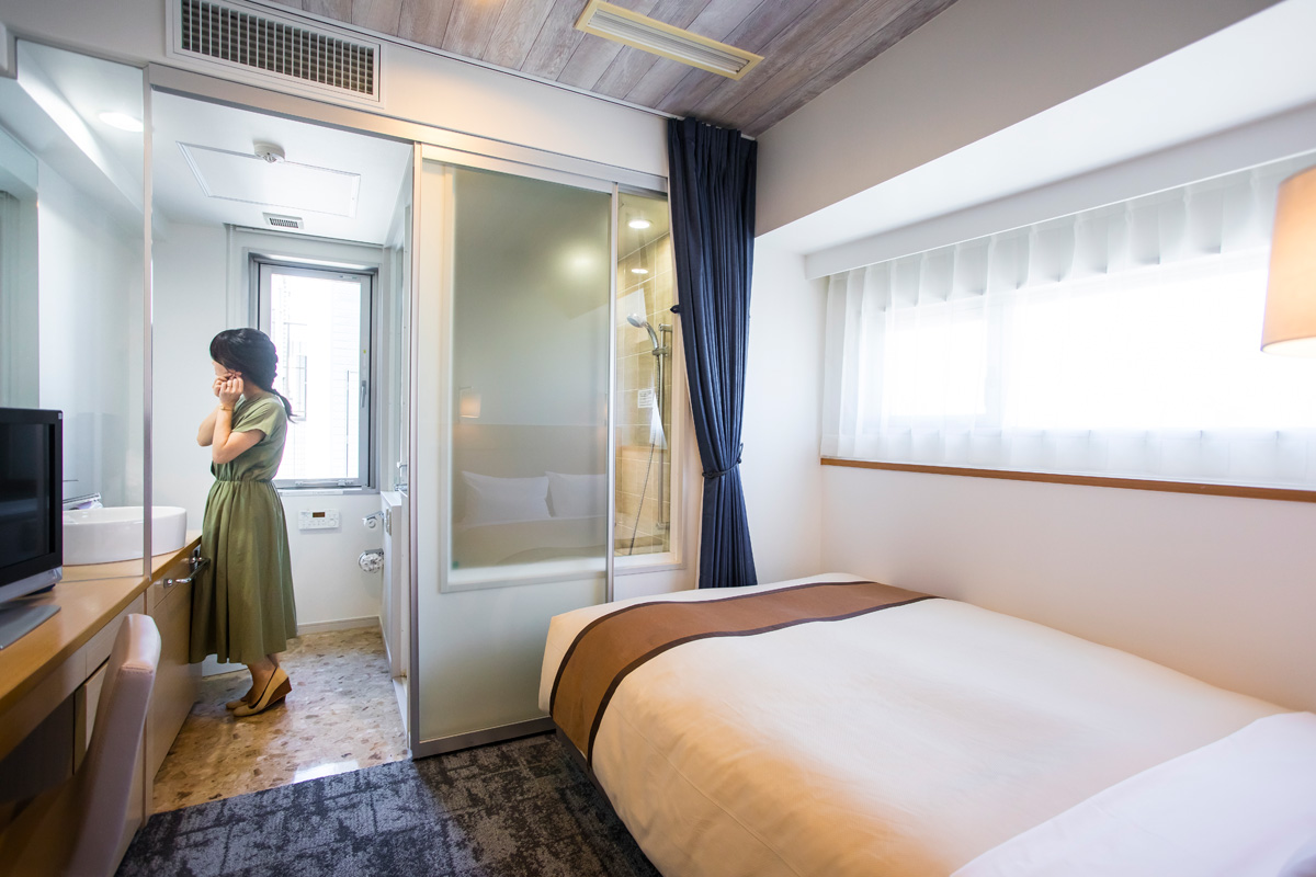 1~2名で泊まれる幅140cmのベッドを備えたダブルルーム
