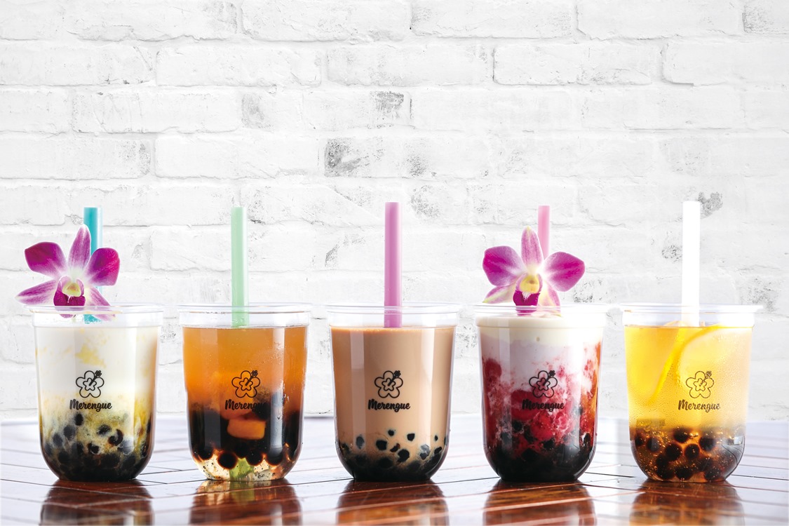 Hawaiianタピオカラインアップ（写真左から） キングオブバナナミルク（490円、税別）、ハワイアンフルーツティー（490円、税別） ロイヤルミルクティー（450円、税別）、つぶつぶ苺チーズクリーム（530円、税別） リリコイジャスミンティー（450円、税別）他8種類