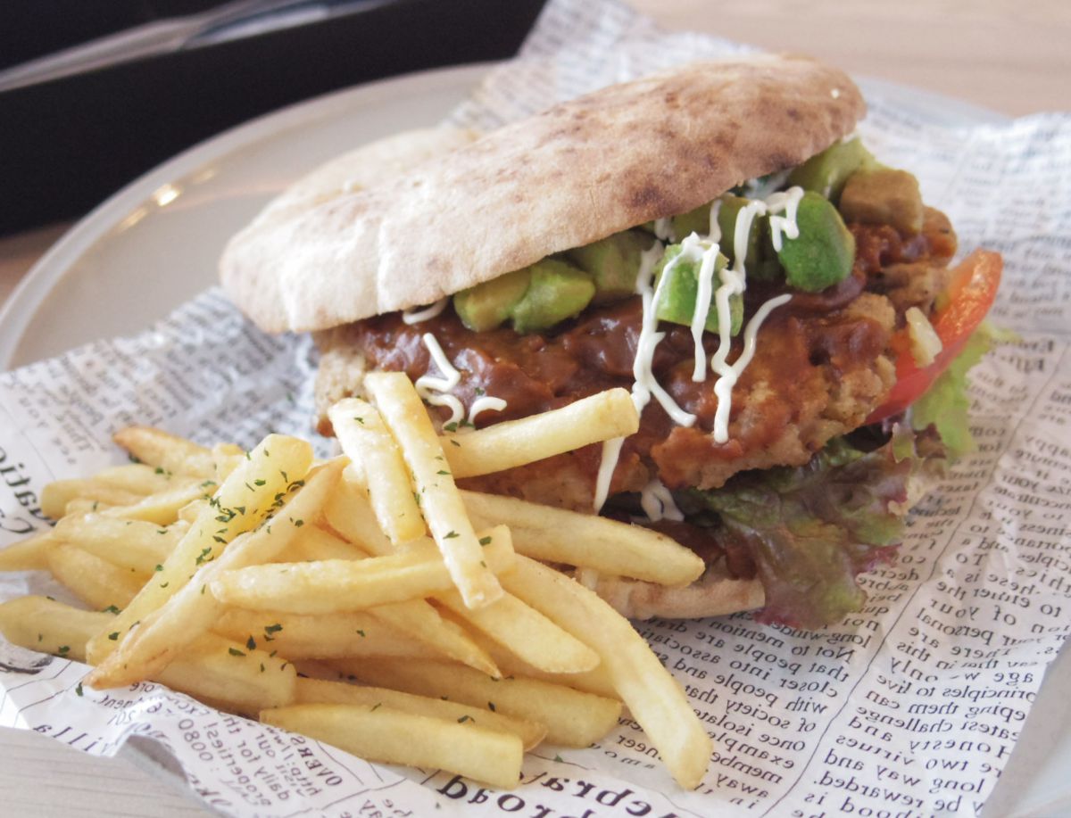 アボカドたっぷり！「ナポリ ビッグハンバーガー」（1230円）