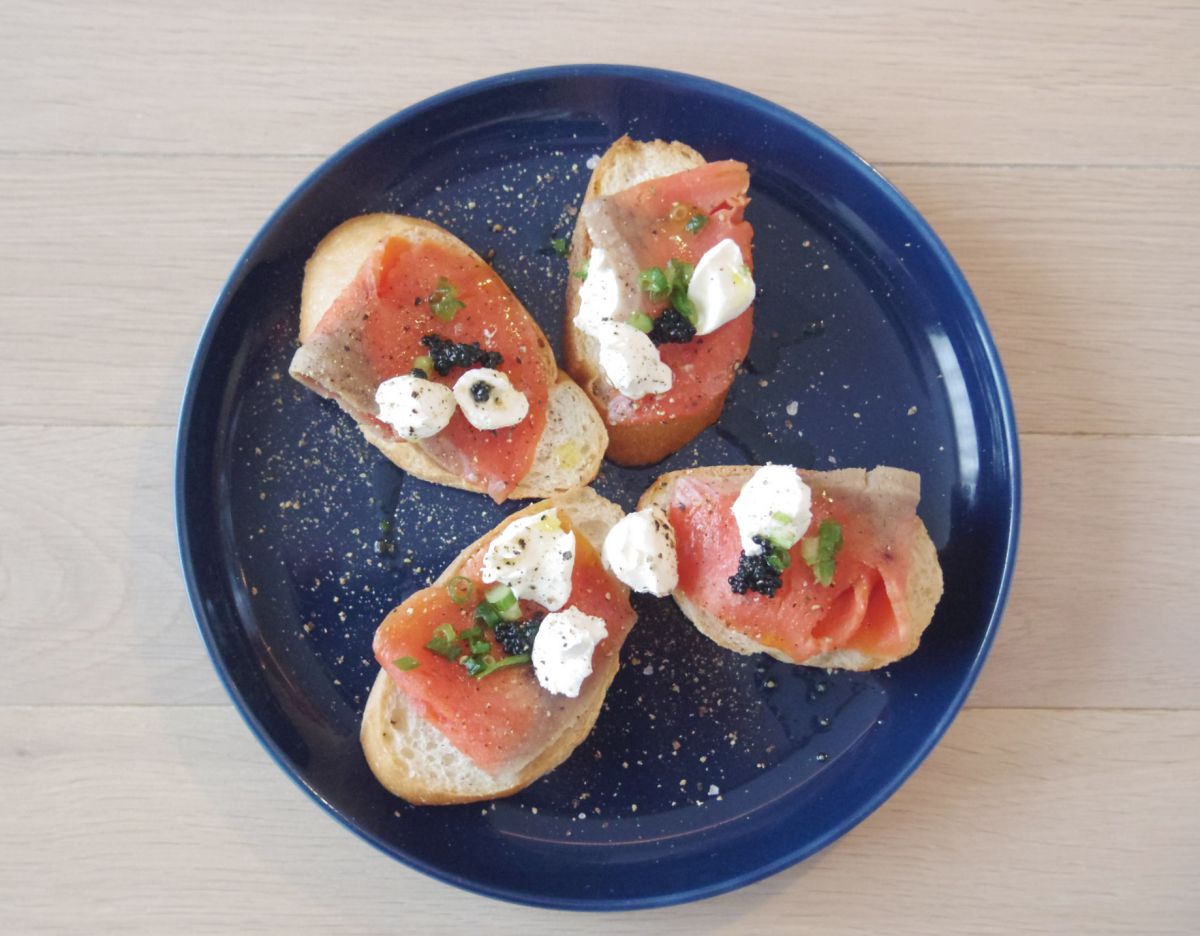 スモークサーモンとクリームチーズのブルスケッタ（690円）