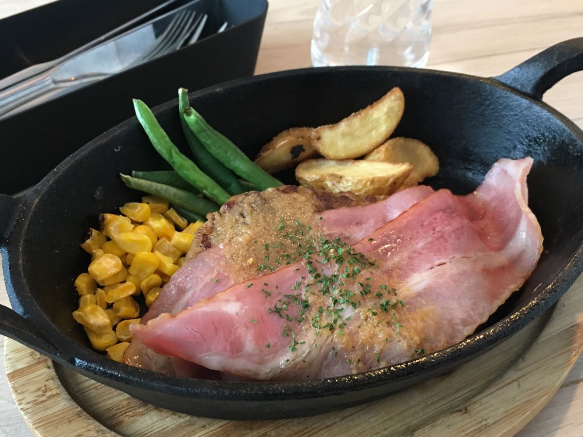 和風ベーコンハンバーグ（単品880円、ごはん＆味噌汁セットは＋310円）