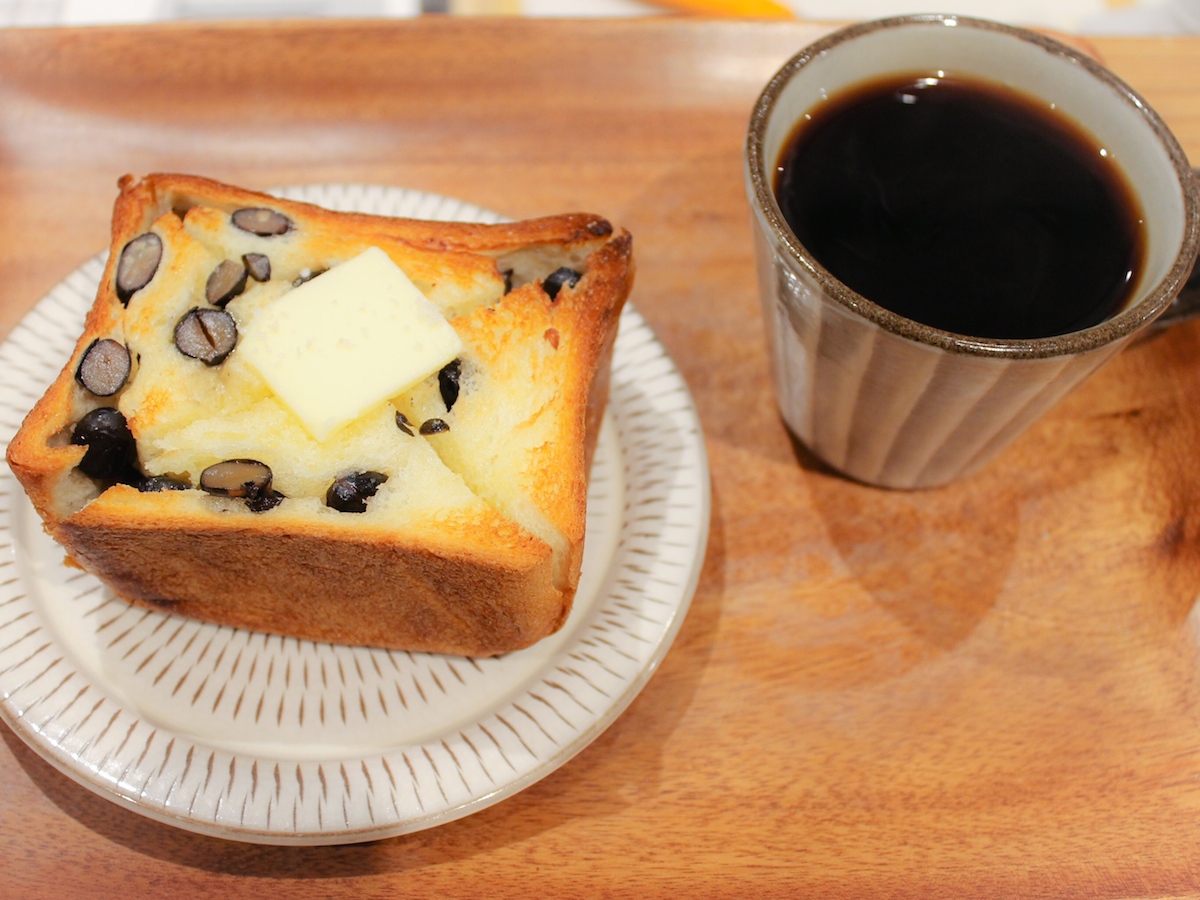 サクサク黒豆トーストにバターがとろり!路地裏の素敵なベーカリーカフェ