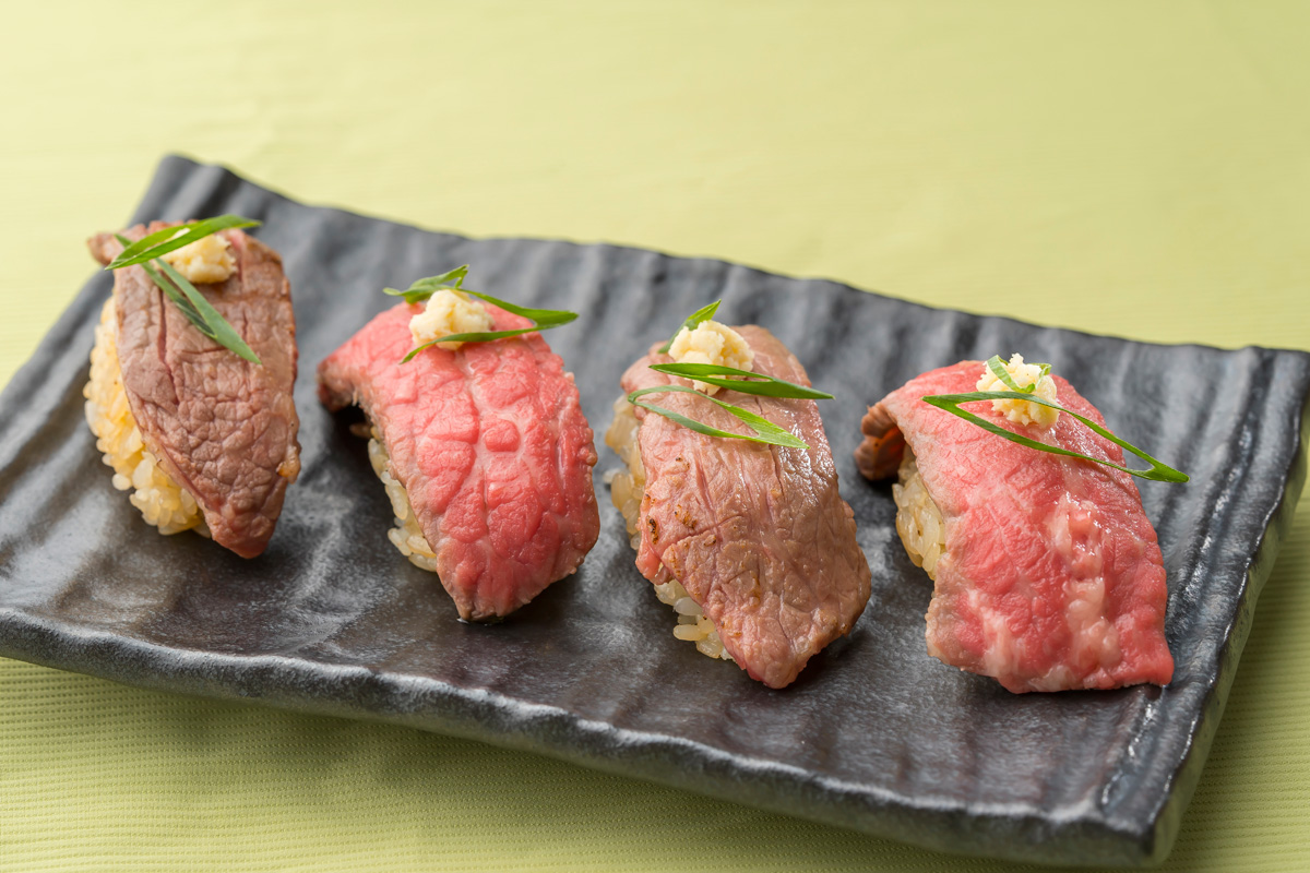 おおいた和牛の肉寿司 ガーリックライスで　980円