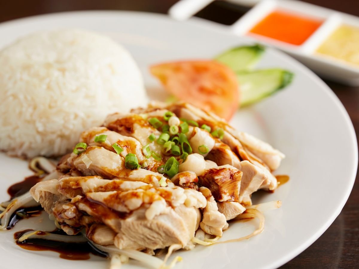 海南チキンライス 1080円 （ランチ） ※平日はサラダ、ドリンク、日替わりマレー菓子付き