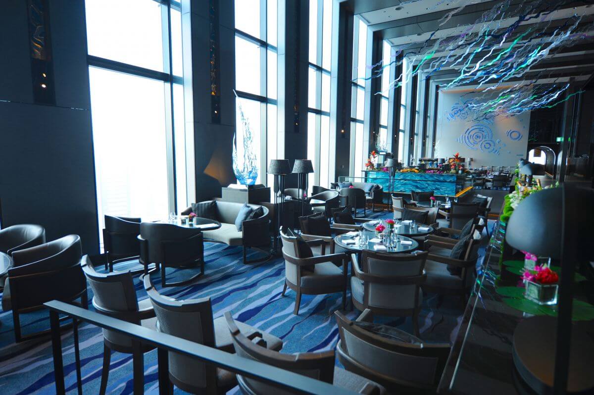 昼はスイーツビュッフェ、夜はマグナムボトルシャンパンのバイザグラスやタパスを楽しめる「AWA LOUNGE」