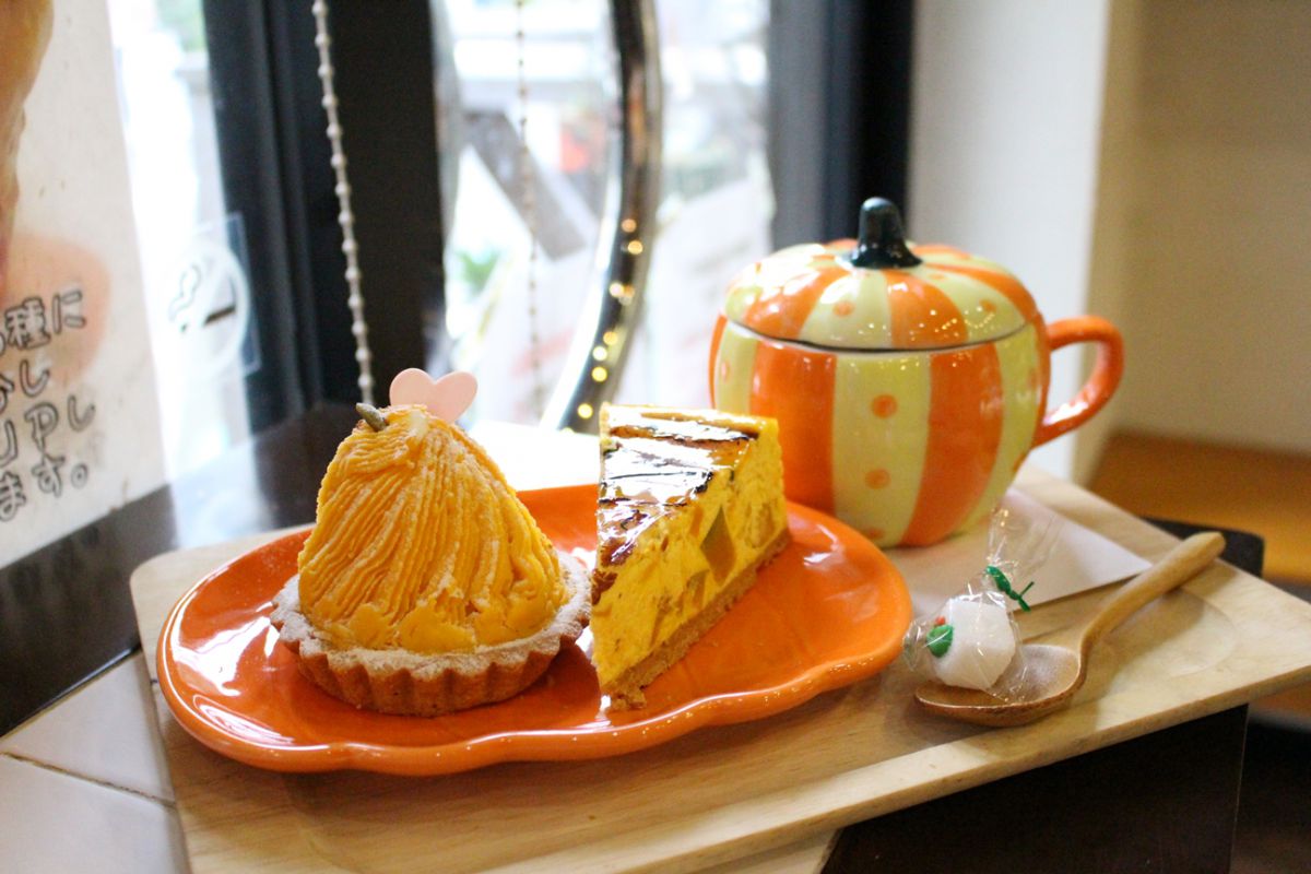 写真左から、カボチャのモンブラン 561円、カボチャのチーズケーキ 529円、カフェラテ 486円