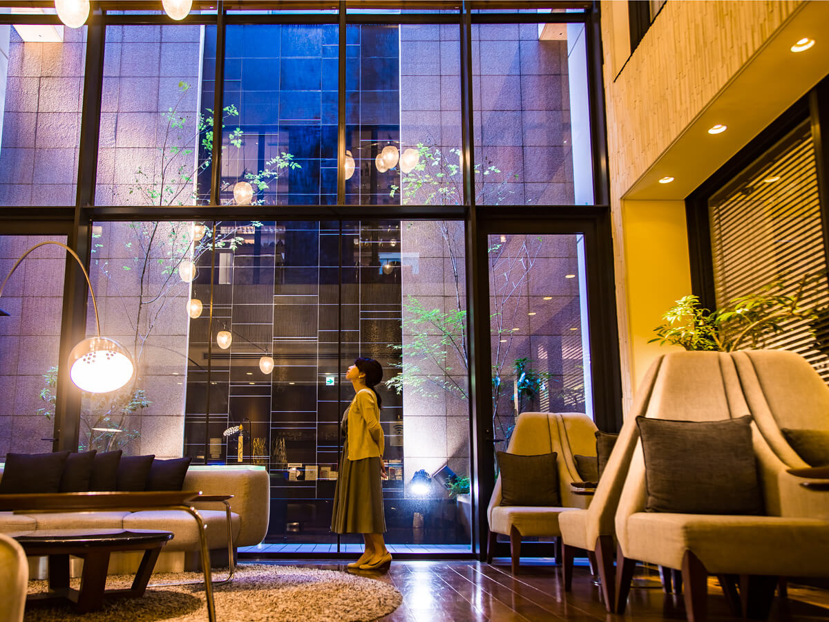 銀座の中心地とは思えないほど落ち着いた雰囲気のプライベートラウンジ