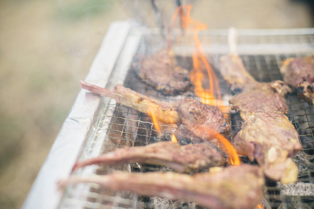 みんなで外で料理する時間も楽しい！
