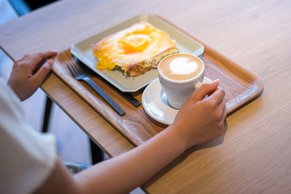 朝食にぴったりのオールインワンBFサンドとカプチーノはいかが？