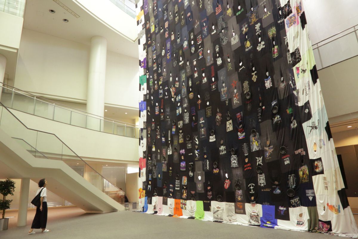 ピア・カミル「ステージの幕」