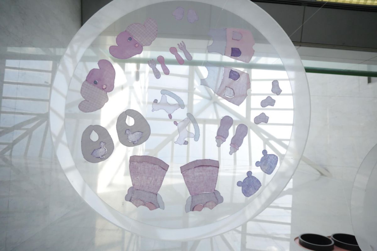 碓井ゆい「ガラスの中で」