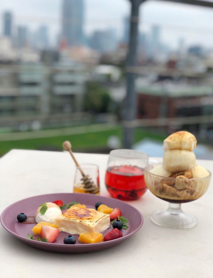 左から クレームブリュレとその時美味しい果実 750円（税別）、ハイビスカス&ローズヒップのハーブティー 550円（税別）、黒糖きなこのパフェ 800円（税別）