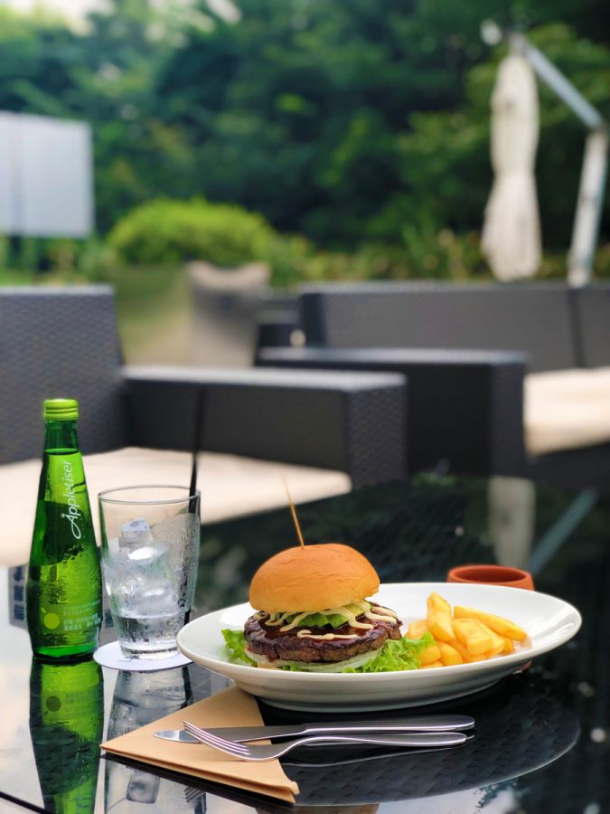 左から　アップルタイザー 550円（税込）、TLSハンバーガー ポテト添え 1250円（税込）