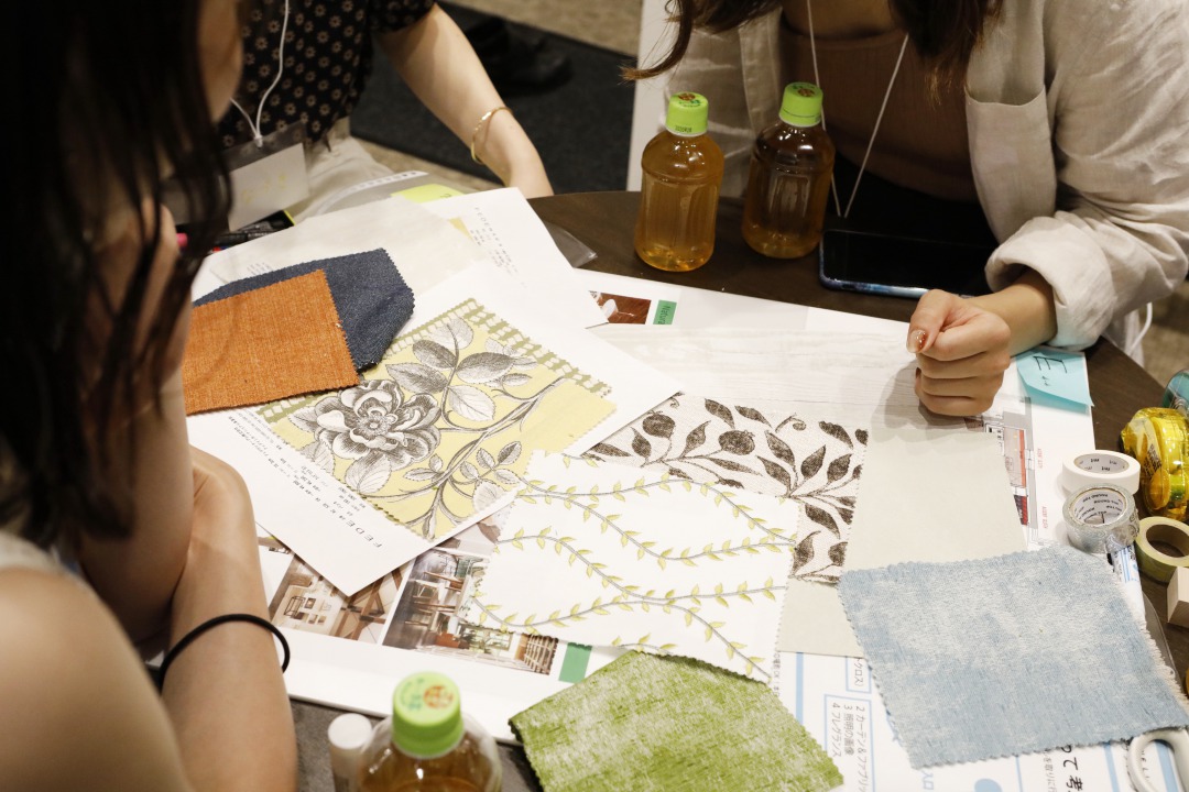 ファブリックを選ぶ参加者たち、どれも可愛くて迷ってしまいそう