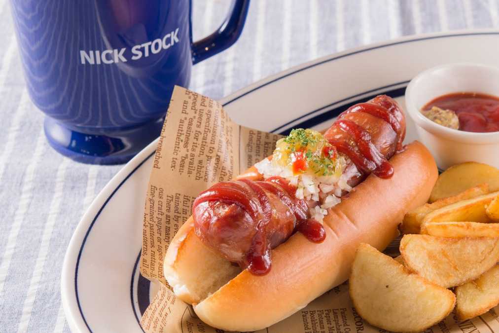 ホットドッグセット（サラダ、ドリンク付）　842円